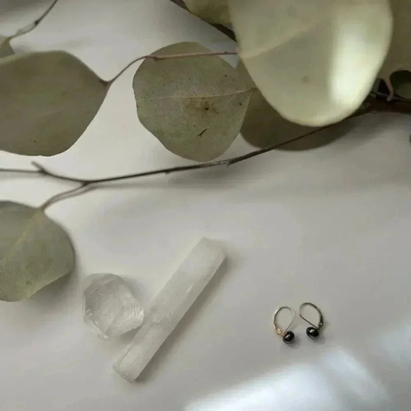 14K gold & Black Tahitian Pearl  Earrings - Picture 4 of 9